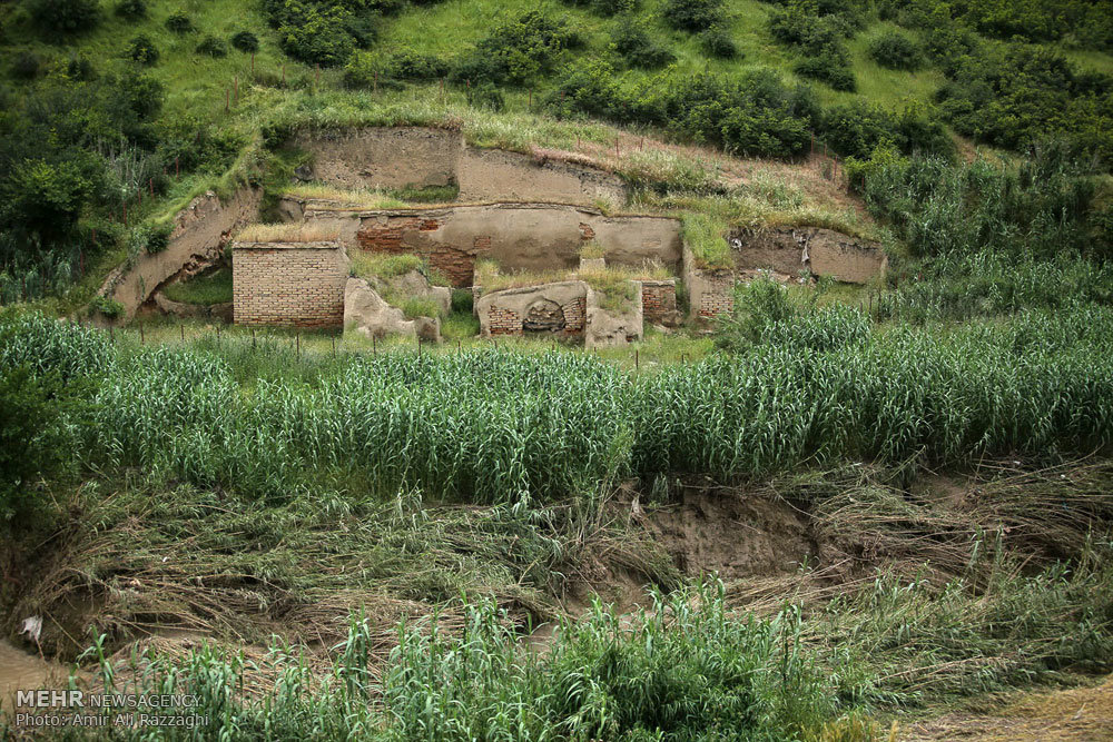 بقایای کاوش‌شدهٔ یک سازهٔ آجری در مسیر دیوار دفاعی گرگان